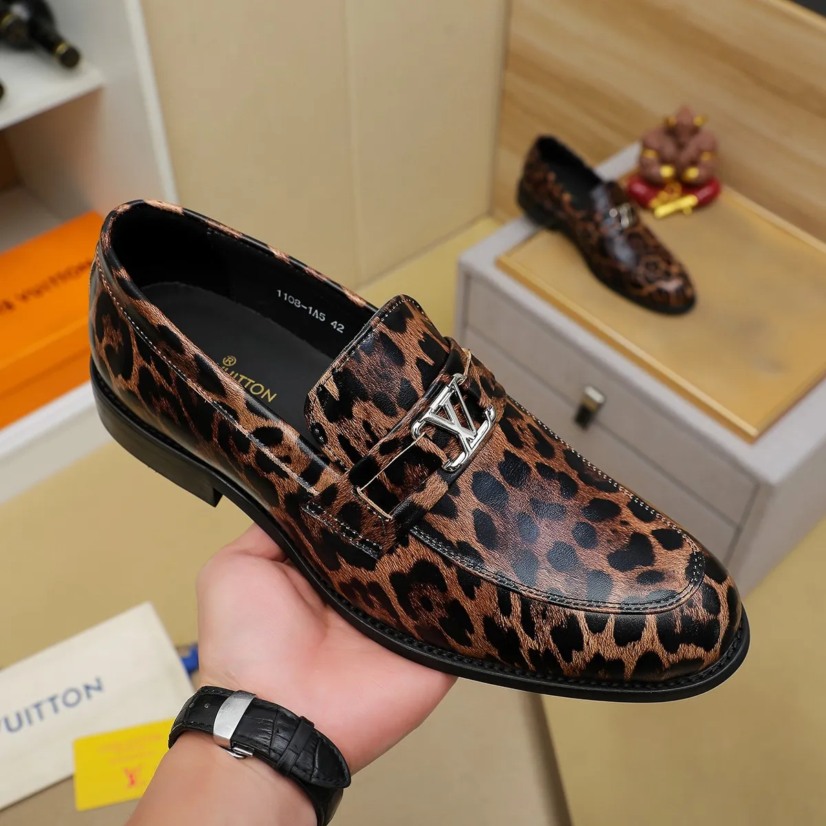 Men's shoes 💰 460 💰 Louis Vuitton LV ® 🆕 model 🔛Full shoe counter, first layer cowhide, 🐂leather lined casual shoes for men, super soft outsole, essential for driving. Counter synchronization, original first layer cowhide, completely 1:1 mold customization🌹top version, color optional! Number: 39-44 (customized at 38.45)